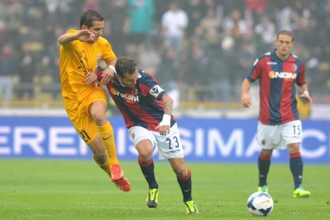 L'attaccante del Bologna Alessandro Diamanti lotta con Juan Gomez Taleb.